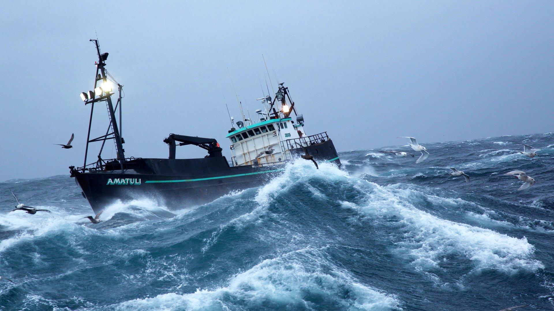 Deadliest Catch Storm Alaskan storm lets you captain your own boat in