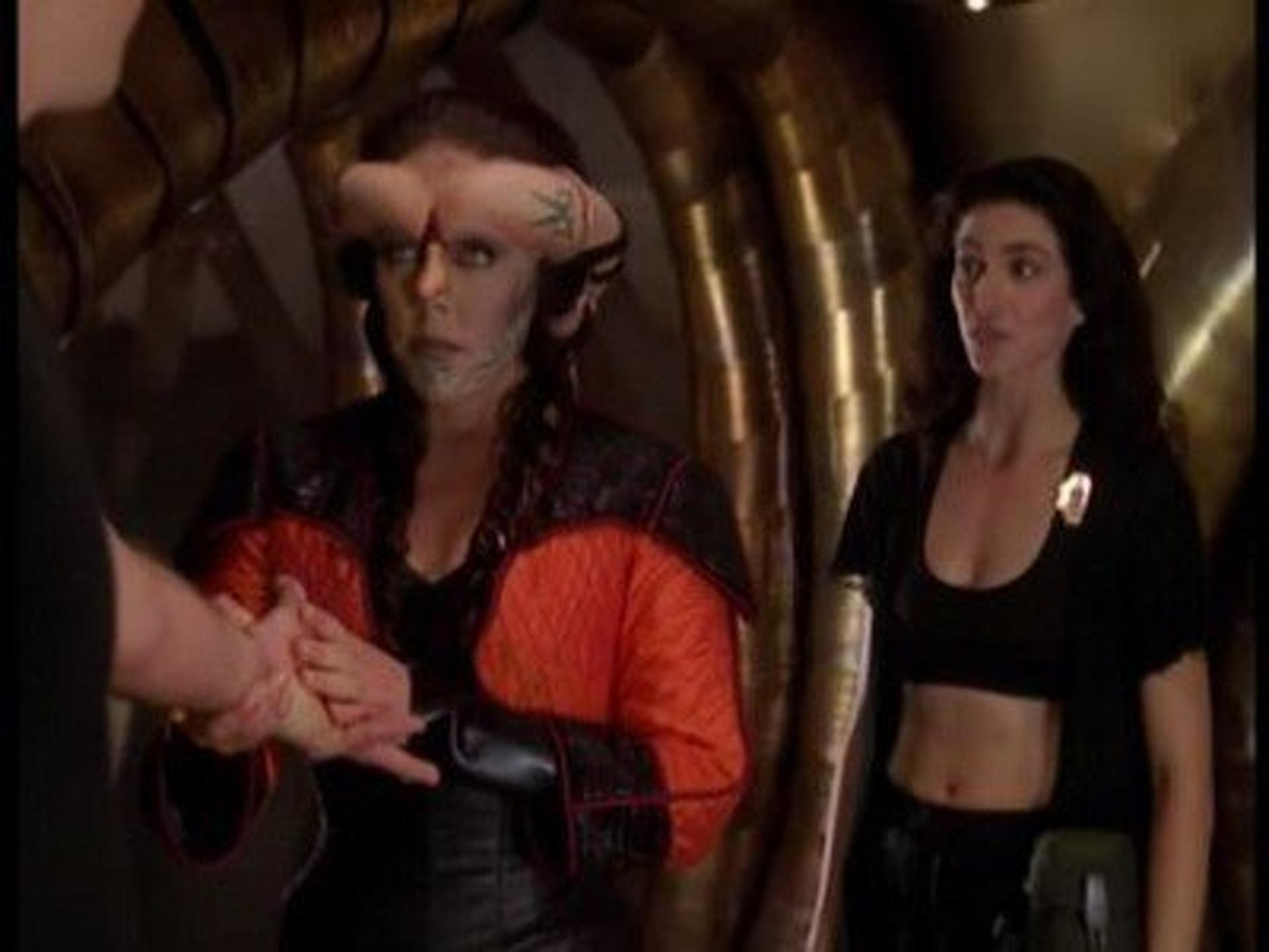 Farscape (S01E05): Back and Back and Back to the Future Summary ...