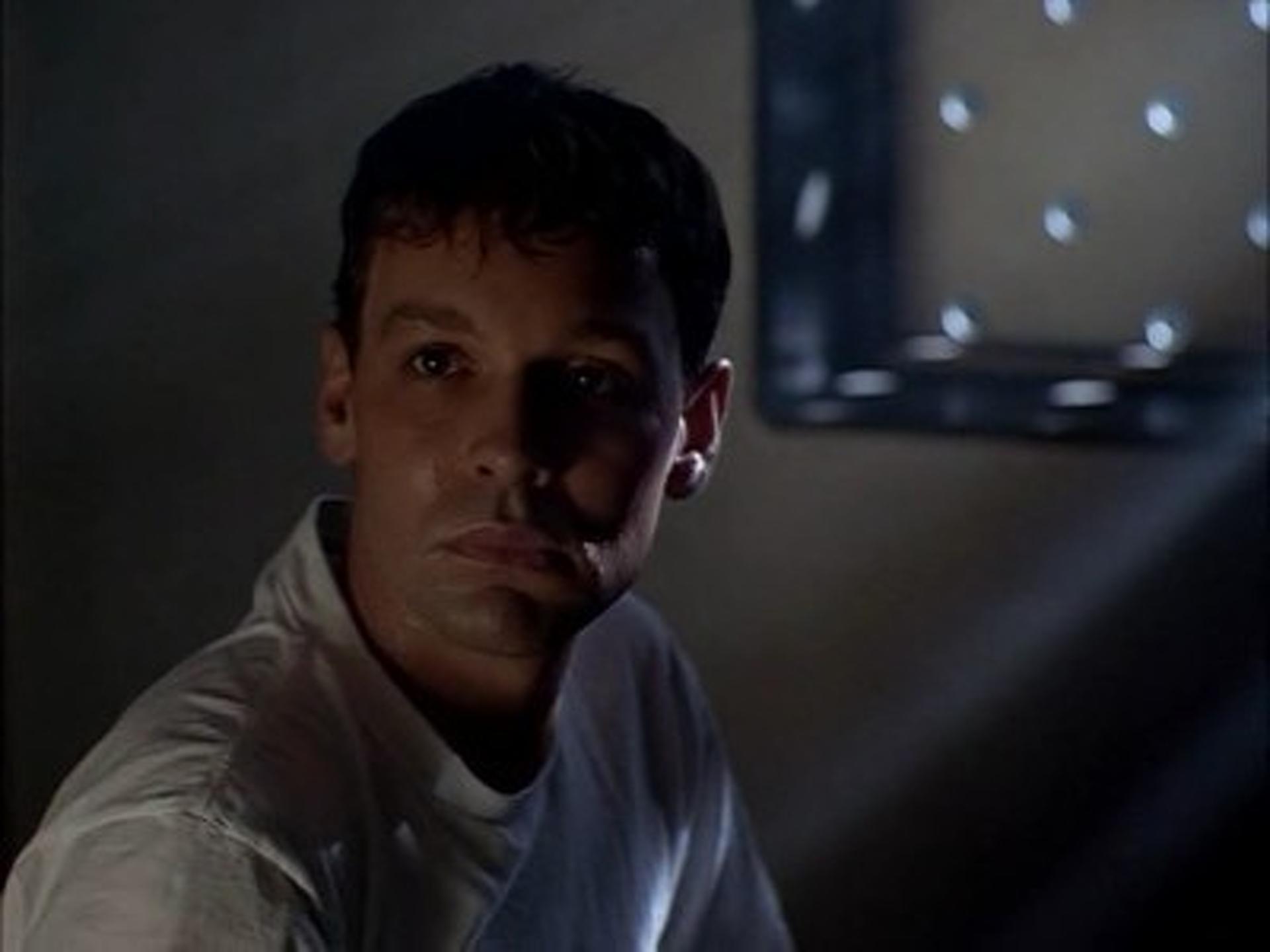 The X-Files (S01E21): Tooms Summary - Season 1 Episode 21 Guide